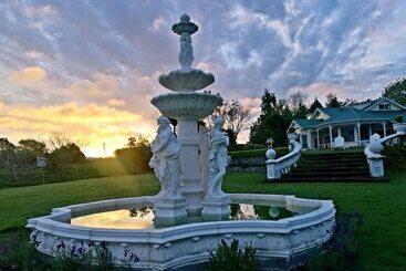 تختخواب و صبحانه Country Villa Estate