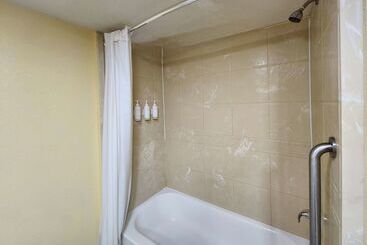 هتل Days Inn By Wyndham New Orleans Pontchartrain