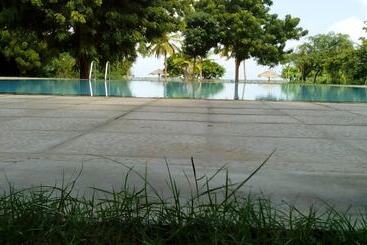 هتل Giman Free Beach Resort