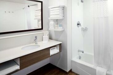 هتل Hampton Inn & Suites Pittsburgh Airport South–settlers Ridge