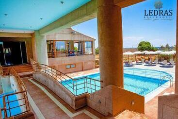 هتل Ledras Beach