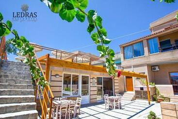 هتل Ledras Beach