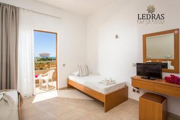 هتل Ledras Beach