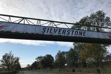 هتل Silverstone Golf Club &