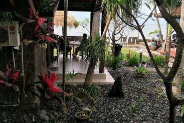 هتل Temple Cafe & Seaside Cottages