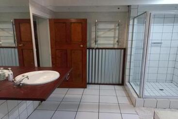 پانسیون Bains House
