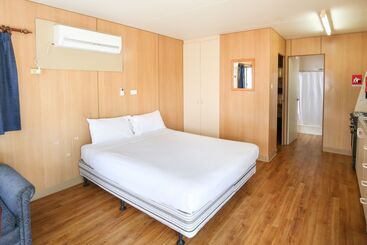 Aquarius Apartments And Cabins