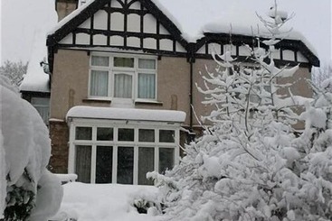 Cedar House B&b