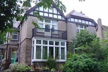 Cedar House B&b