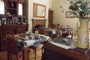Cedar House B&b