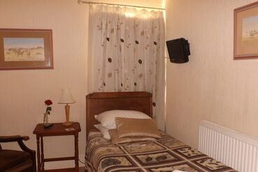 Cedar House B&b