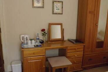 Cedar House B&b