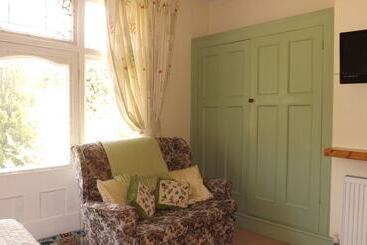 Cedar House B&b