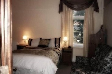 Cedar House B&b