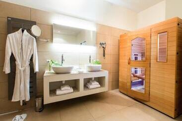 Отель Hôtel Spa Marotte