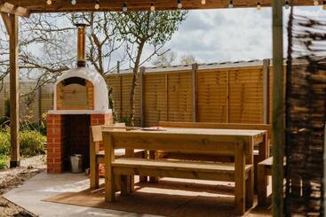 هتل Little England Retreats   Cottage, Yurt And Shepherd Huts