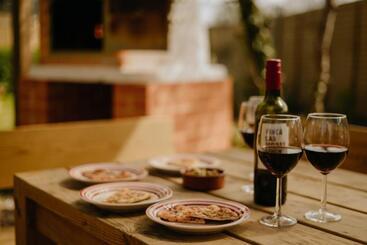 هتل Little England Retreats Cottage, Yurt And Shepherd Huts