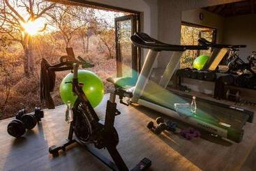هتل Pondoro Game Lodge