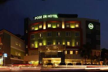 Pose In Hotel Solo