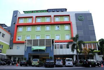 Pose In Hotel Solo