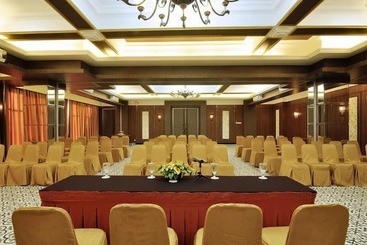 Pose In Hotel Solo
