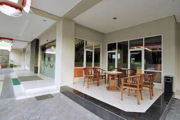 Pose In Hotel Solo