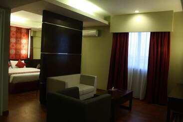 Pose In Hotel Solo