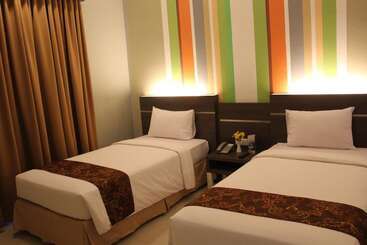 Pose In Hotel Solo