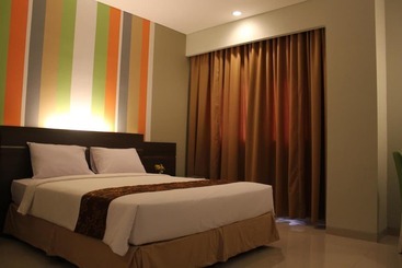 Pose In Hotel Solo