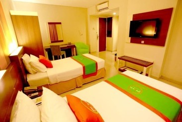 Pose In Hotel Solo