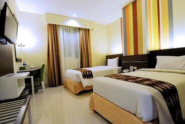 Pose In Hotel Solo