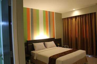 Pose In Hotel Solo