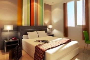 Pose In Hotel Solo