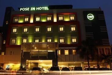 Pose In Hotel Solo