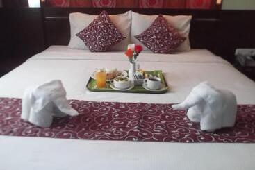 Pose In Hotel Solo
