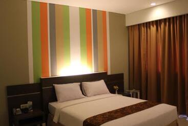 Pose In Hotel Solo