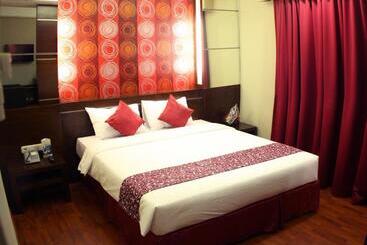 Pose In Hotel Solo