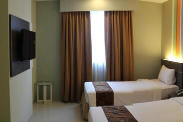 Pose In Hotel Solo