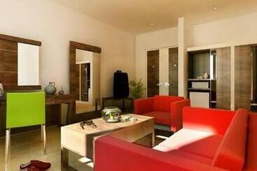 Pose In Hotel Solo