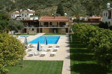 Pelekanos Apartments
