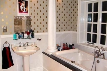 Roseview B & B