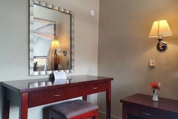 Serendib Suites And Conference Center