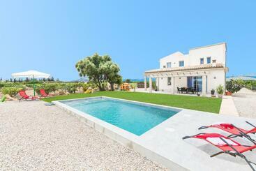 Villa Albaimar With Swimming Pool And Garden - Llubi