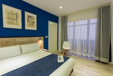 Bed and Breakfast Casual Blue