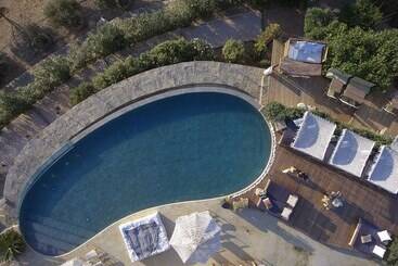 هتل Aigis Suites