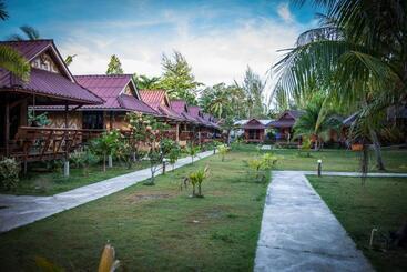 هتل Lanta Pearl Beach Resort