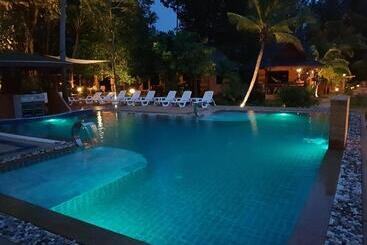 هتل Lanta Pearl Beach Resort