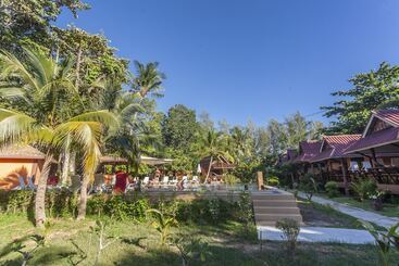 هتل Lanta Pearl Beach Resort