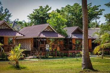 هتل Lanta Pearl Beach Resort