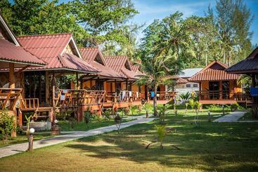 هتل Lanta Pearl Beach Resort